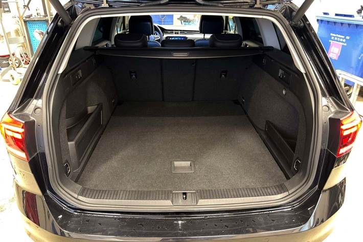 Sort VW Passat fra 2021