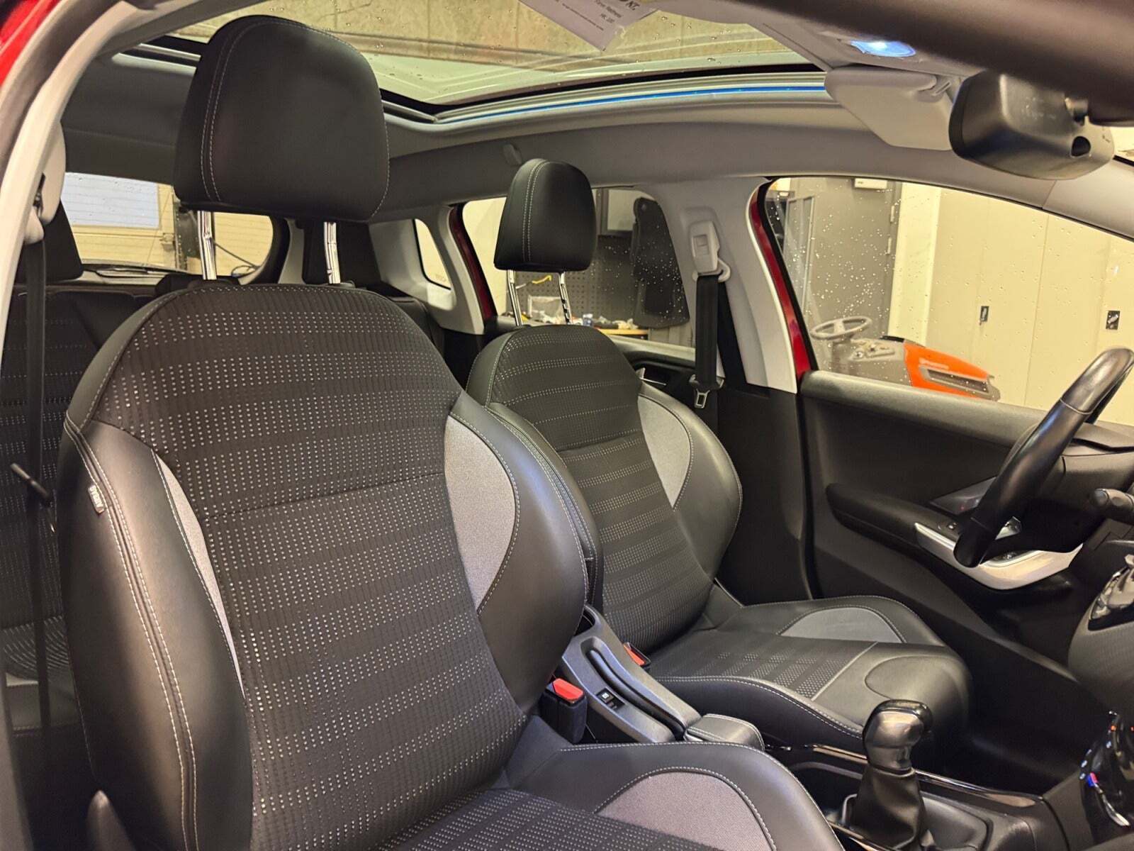 Rød Peugeot 2008 fra 2019