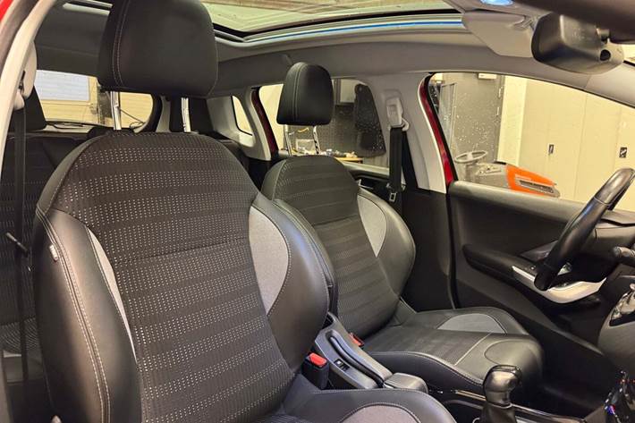 Rød Peugeot 2008 fra 2019