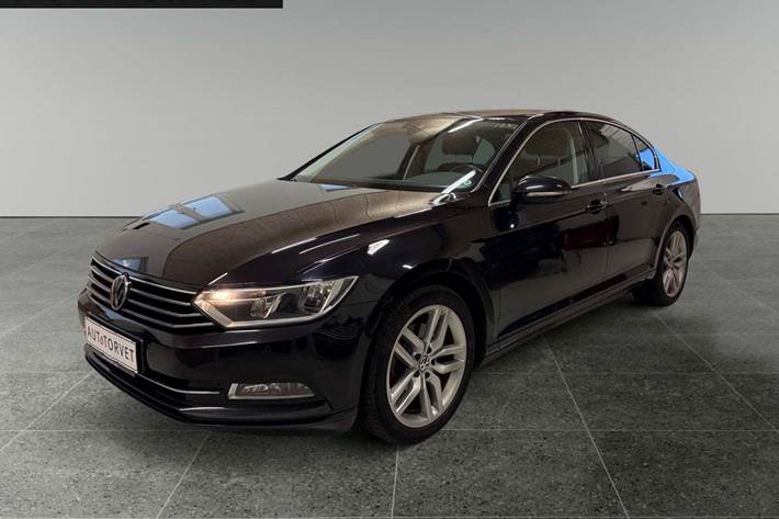 Sort VW Passat fra 2018 set udefra