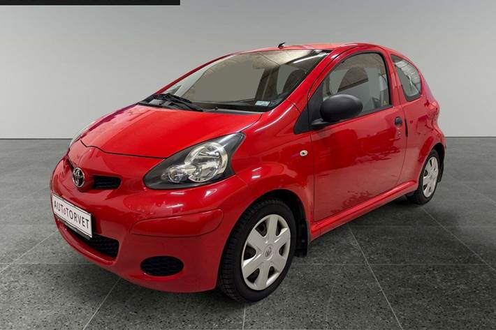 Rød Toyota Aygo fra 2011 set udefra