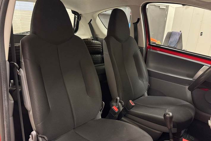 Rød Toyota Aygo fra 2011