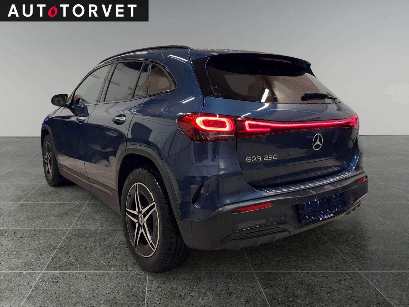 Blå Mercedes EQA250 fra 2023
