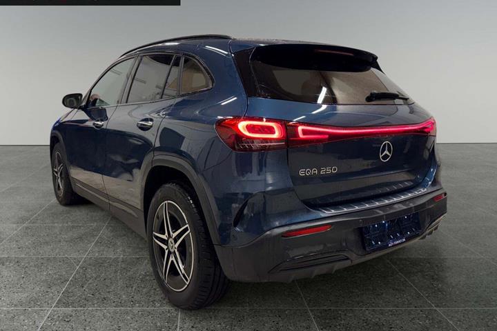 Blå Mercedes EQA250 fra 2023