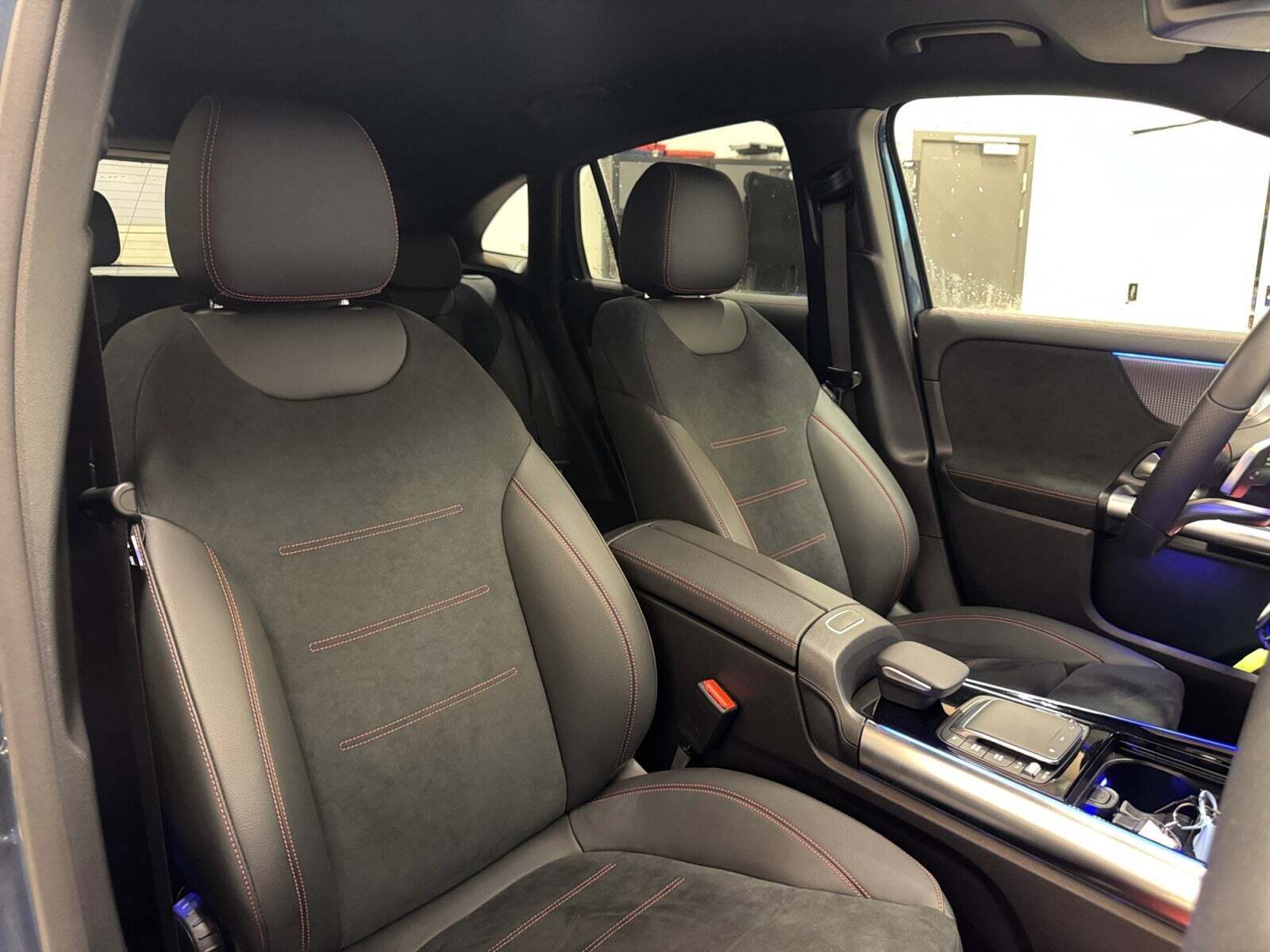 Blå Mercedes EQA250 fra 2023