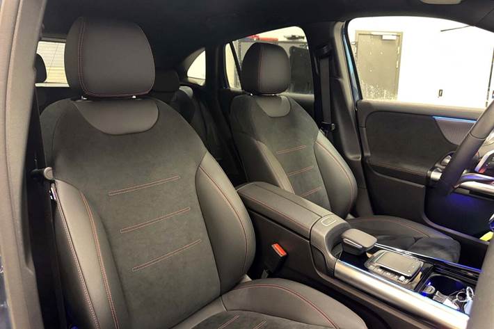 Blå Mercedes EQA250 fra 2023