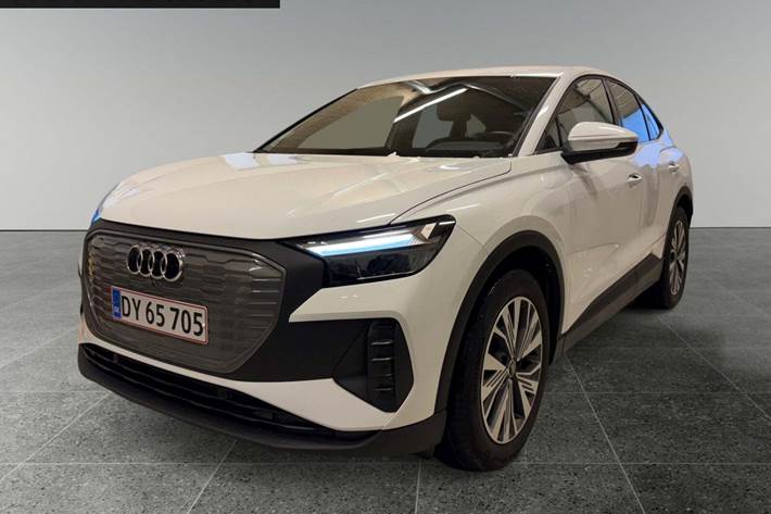 Hvid Audi Q4 e-tron fra 2023 set udefra
