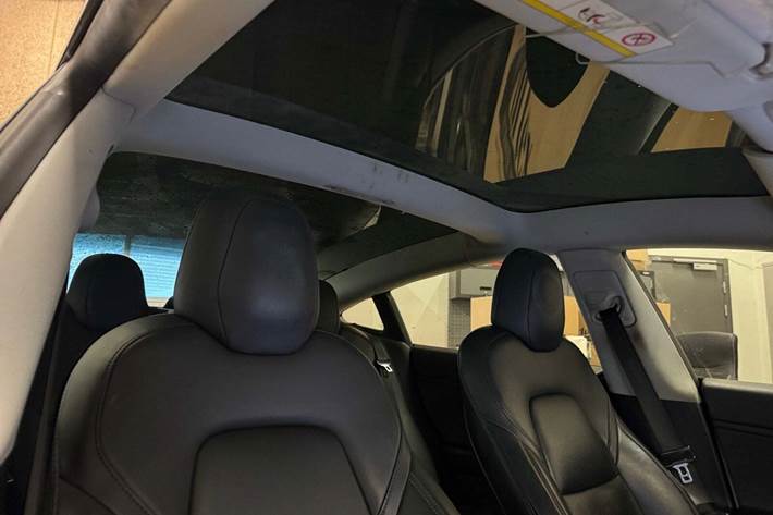 Hvid Tesla Model 3 fra 2019