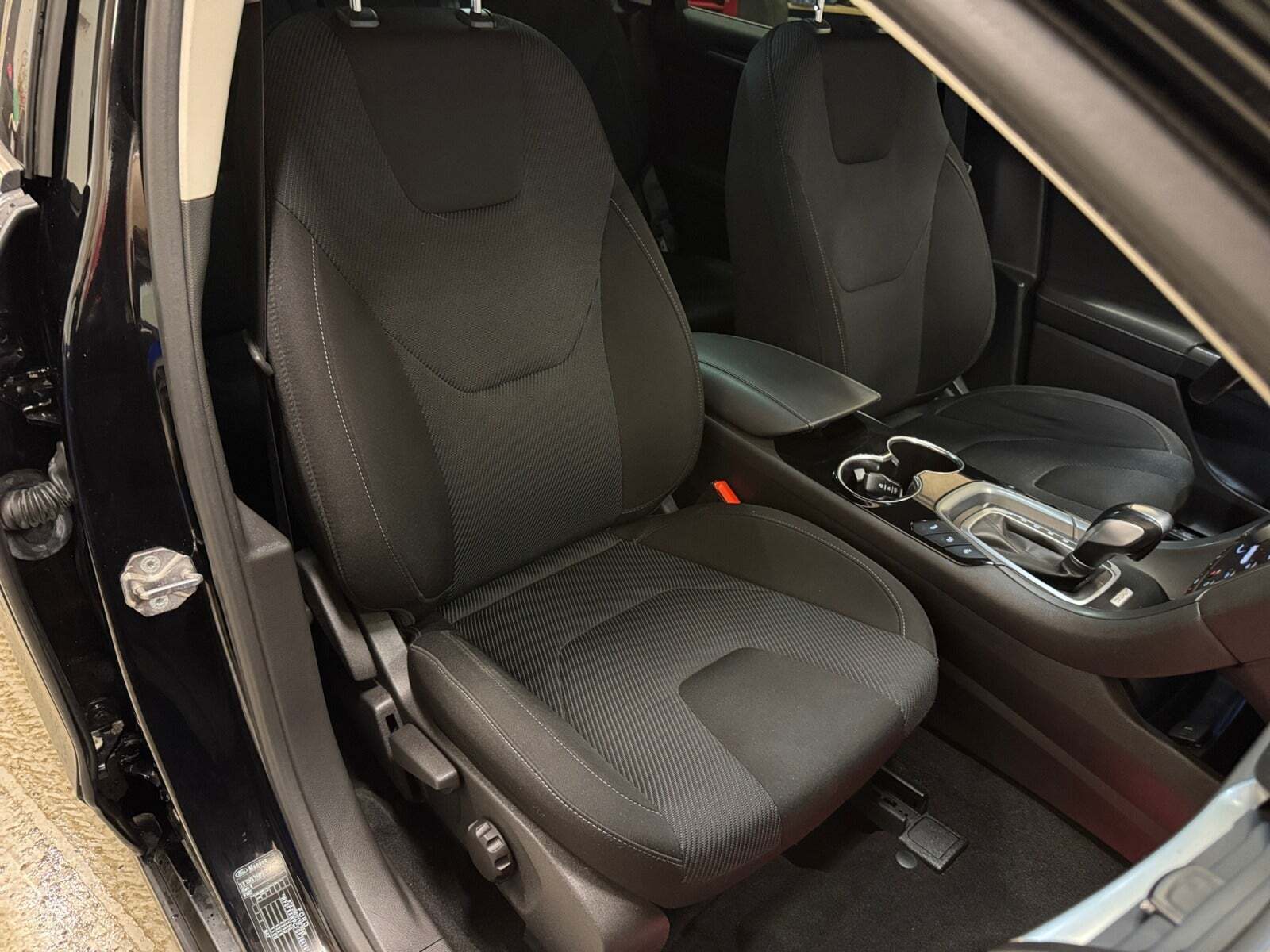 Sort Ford Mondeo fra 2017