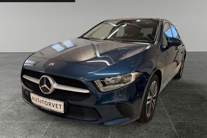 Blå Mercedes A250 e fra 2020