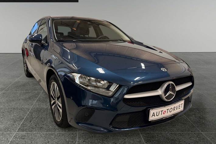 Blå Mercedes A250 e fra 2020