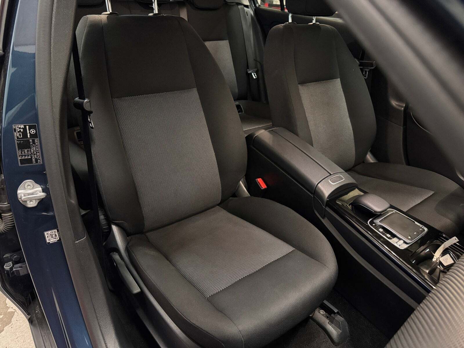 Blå Mercedes A250 e fra 2020