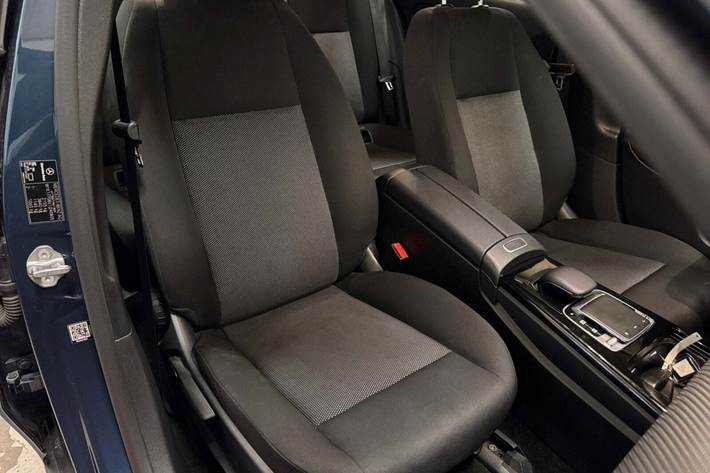 Blå Mercedes A250 e fra 2020