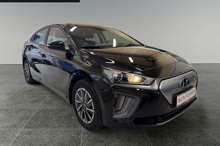 Sort Hyundai Ioniq fra 2021 set udefra