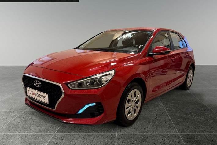 Rød Hyundai i30 fra 2019 set udefra