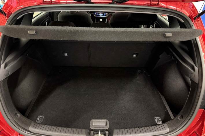 Rød Hyundai i30 fra 2019