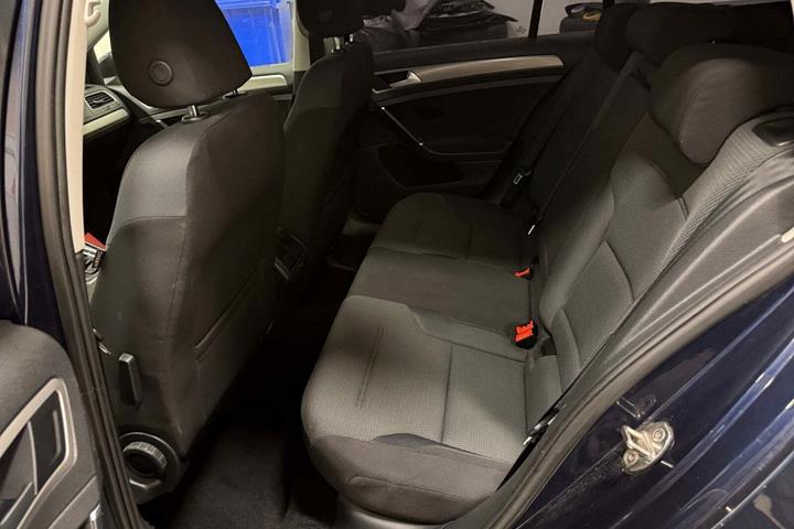 Blå VW Golf VII fra 2014