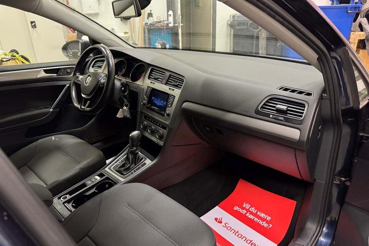 Blå VW Golf VII fra 2014