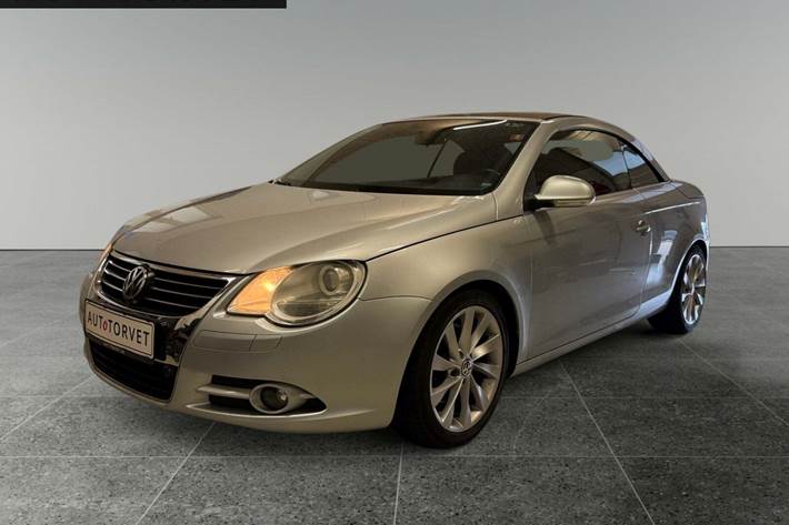 Sølv VW Eos fra 2008 set udefra