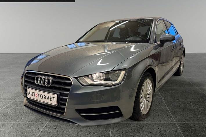 Grå Audi A3 fra 2014 set udefra