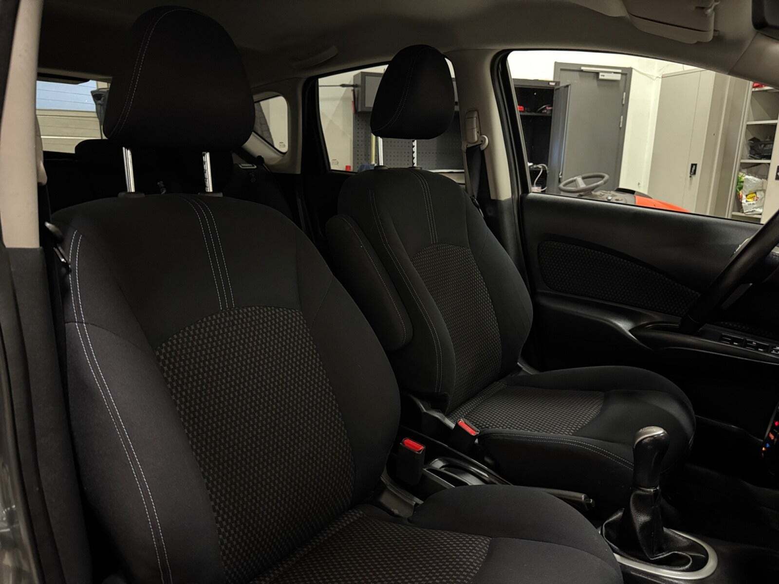 Grå Nissan Note fra 2017