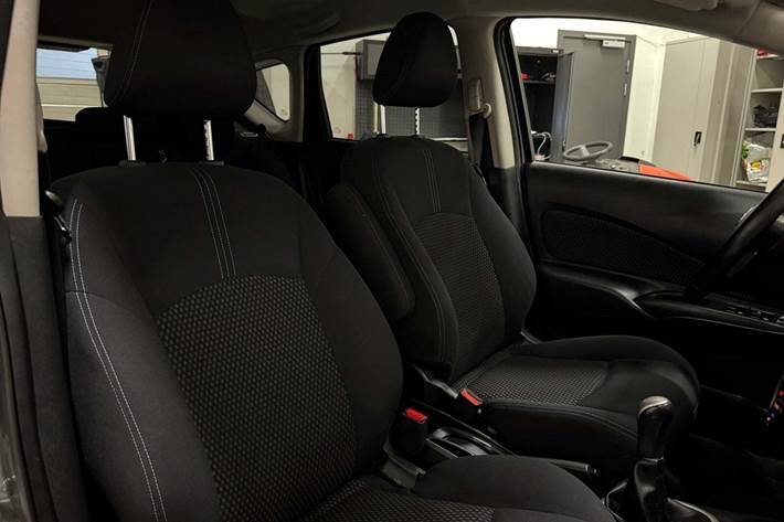 Grå Nissan Note fra 2017