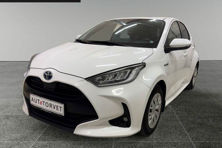 Hvid Toyota Yaris fra 2021 set udefra