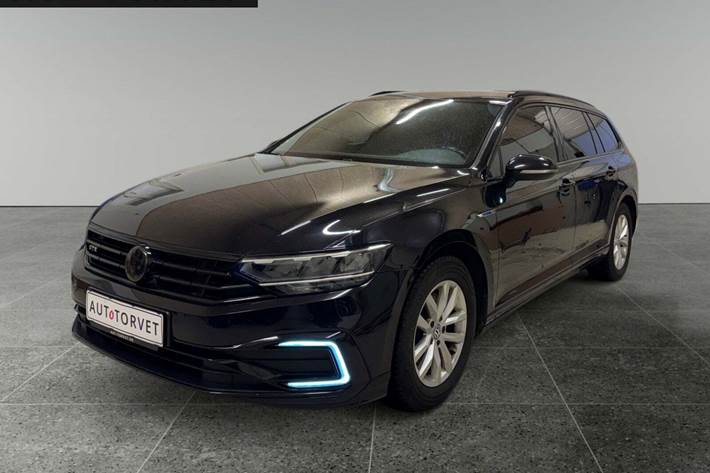 Sort VW Passat fra 2020 set udefra