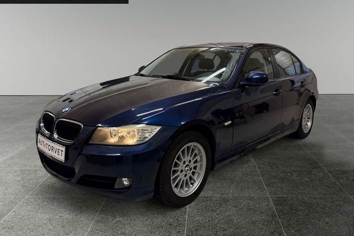 Blå BMW 320i fra 2010