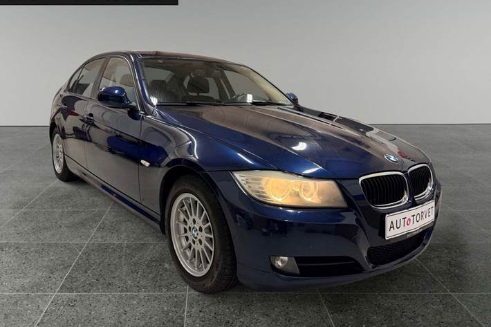 Blå BMW 320i fra 2010