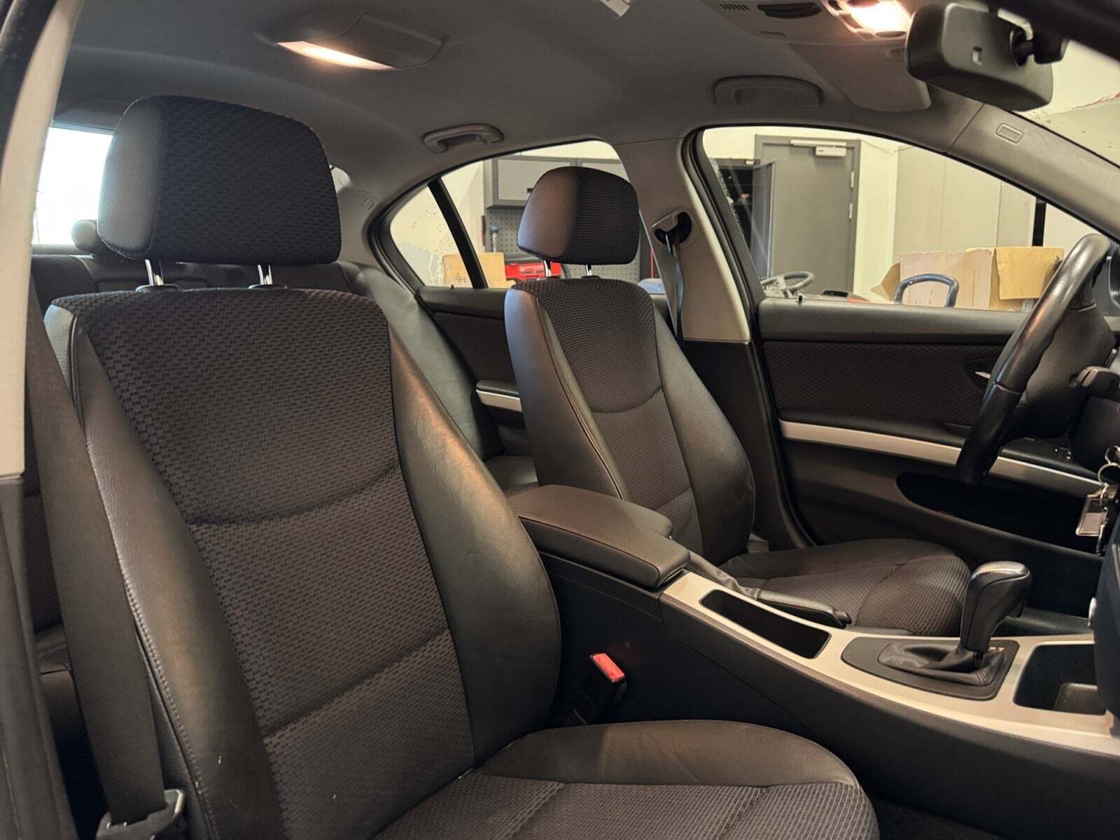 Blå BMW 320i fra 2010