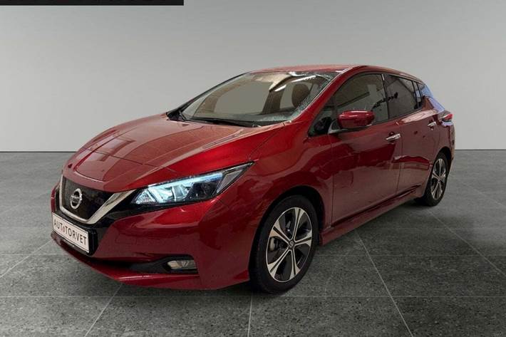 Rød Nissan Leaf fra 2020 set udefra