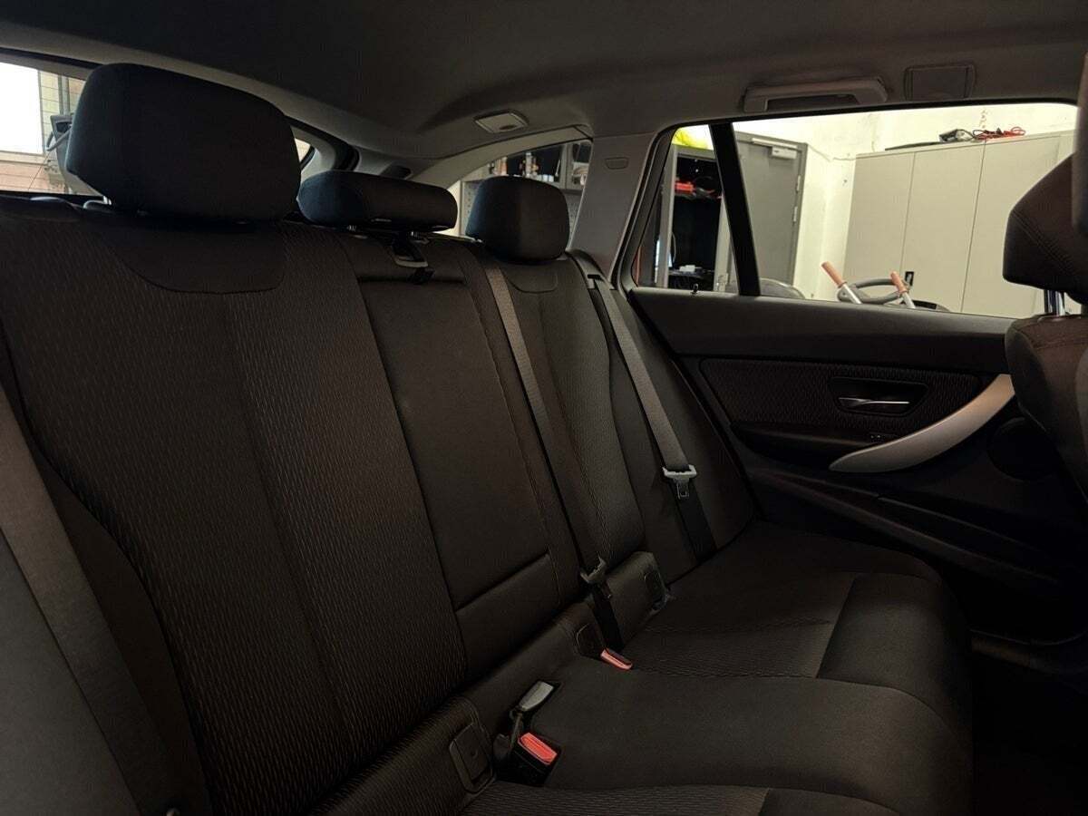 Grå BMW 320d fra 2016