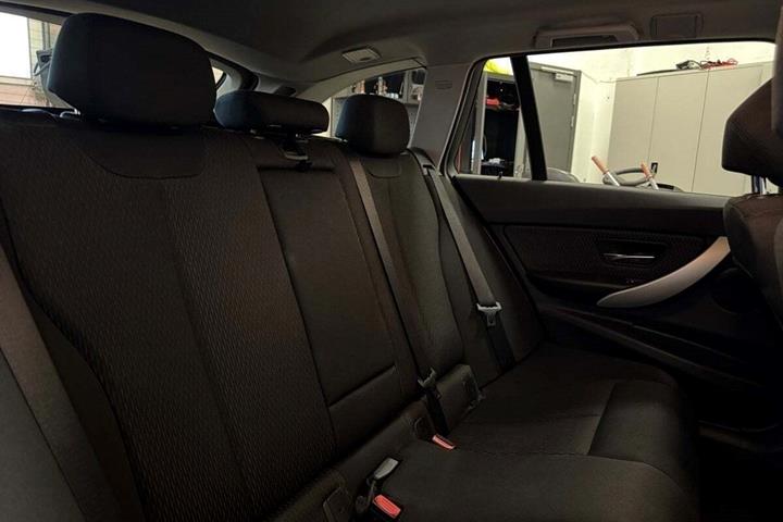 Grå BMW 320d fra 2016