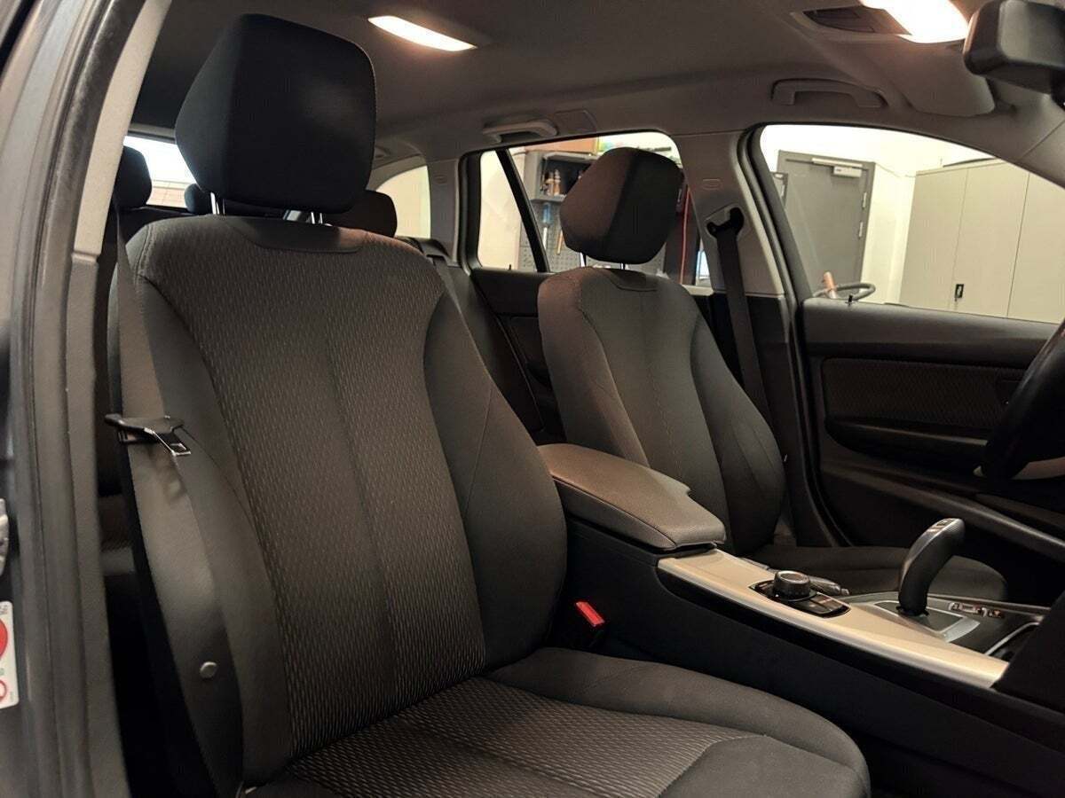 Grå BMW 320d fra 2016