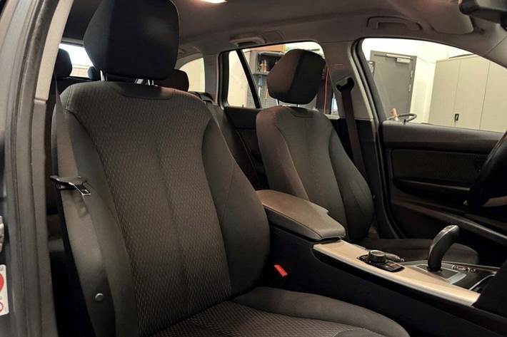 Grå BMW 320d fra 2016