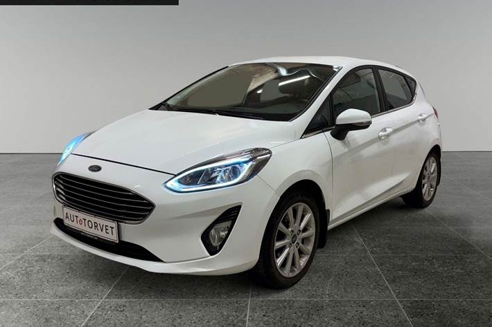 Hvid Ford Fiesta fra 2017 set udefra