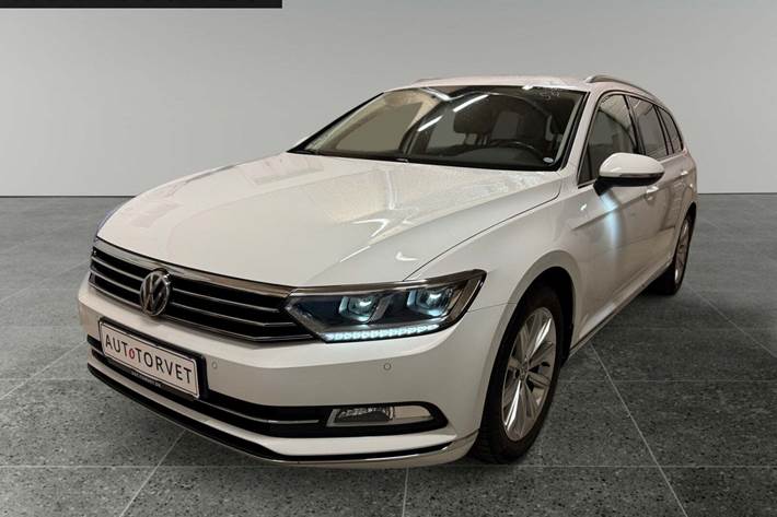 Hvid VW Passat fra 2017 set udefra