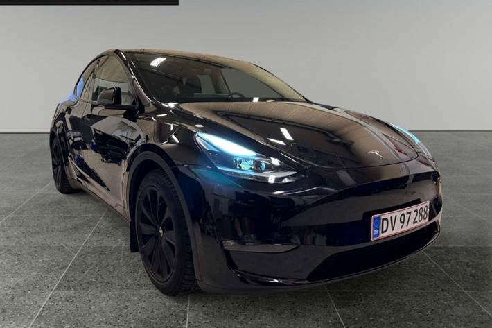 Sort Tesla Model Y fra 2023