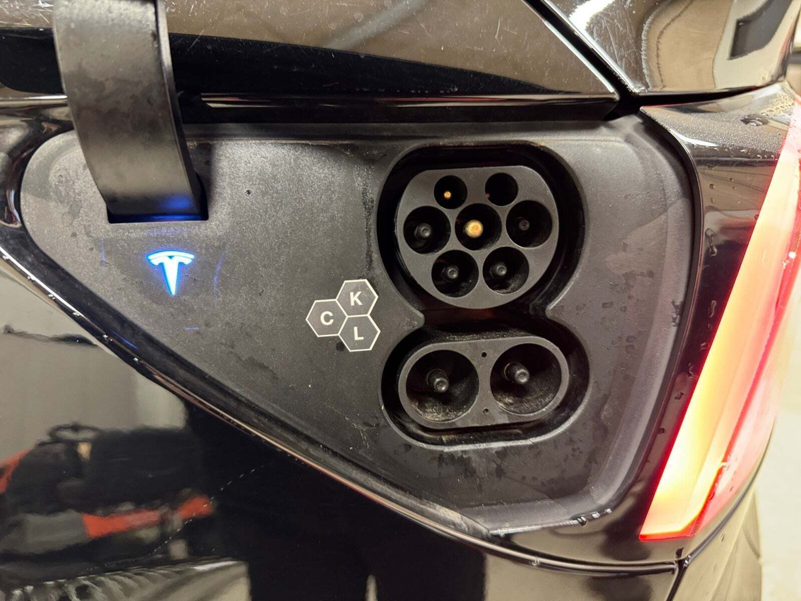 Sort Tesla Model Y fra 2023