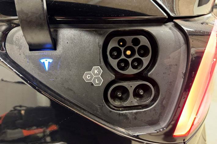 Sort Tesla Model Y fra 2023