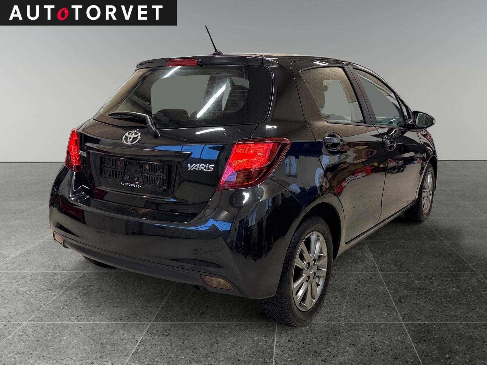 Sort Toyota Yaris fra 2014