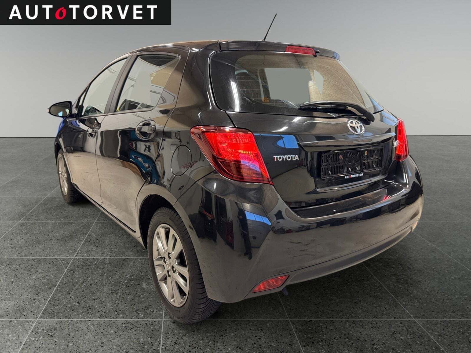Sort Toyota Yaris fra 2014