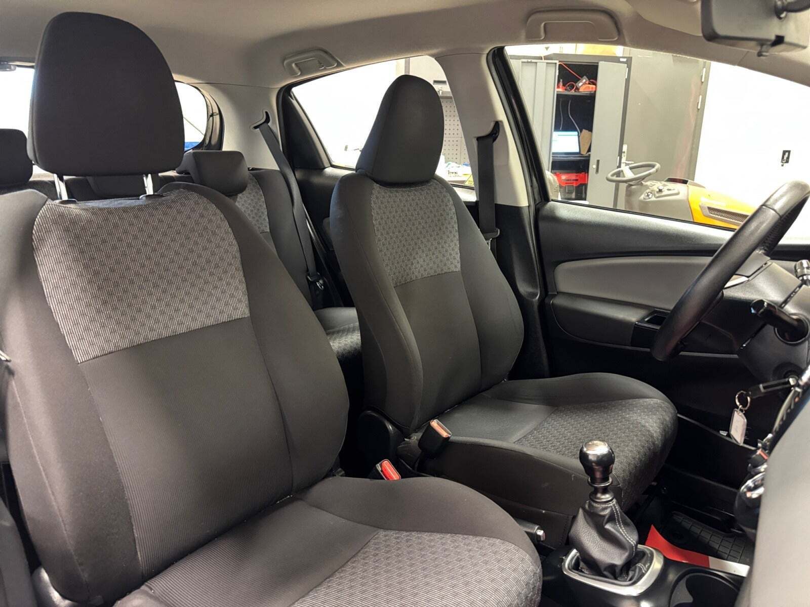 Sort Toyota Yaris fra 2014