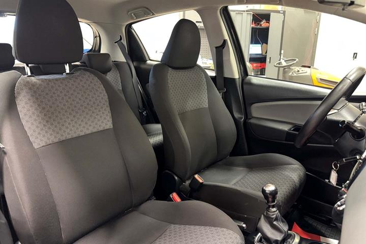 Sort Toyota Yaris fra 2014