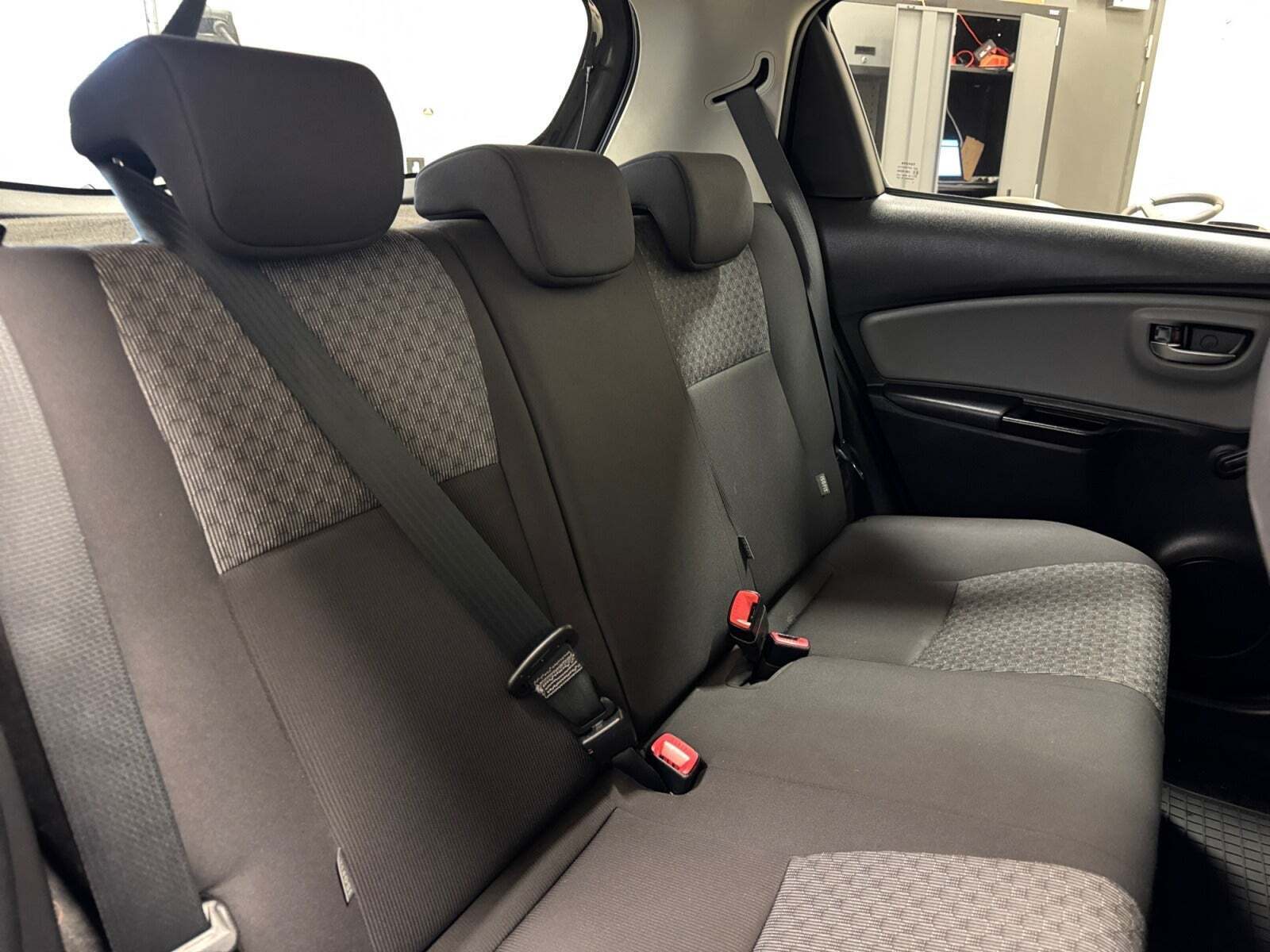 Sort Toyota Yaris fra 2014