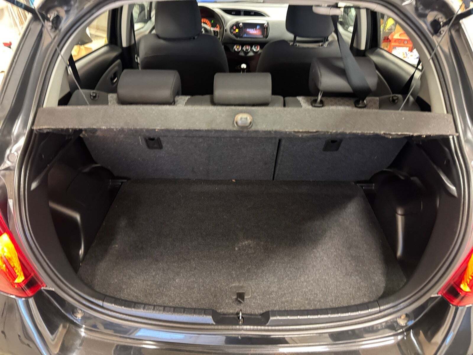 Sort Toyota Yaris fra 2014