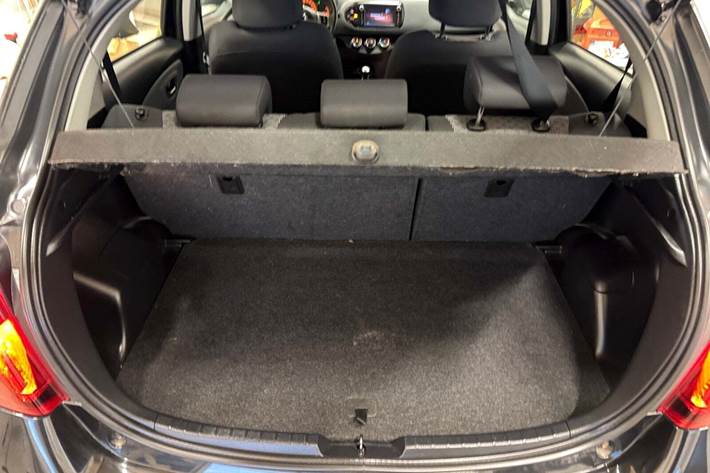 Sort Toyota Yaris fra 2014