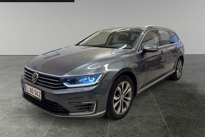 Grå VW Passat fra 2016