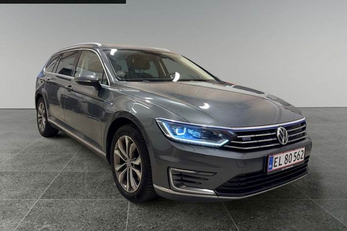 Grå VW Passat fra 2016